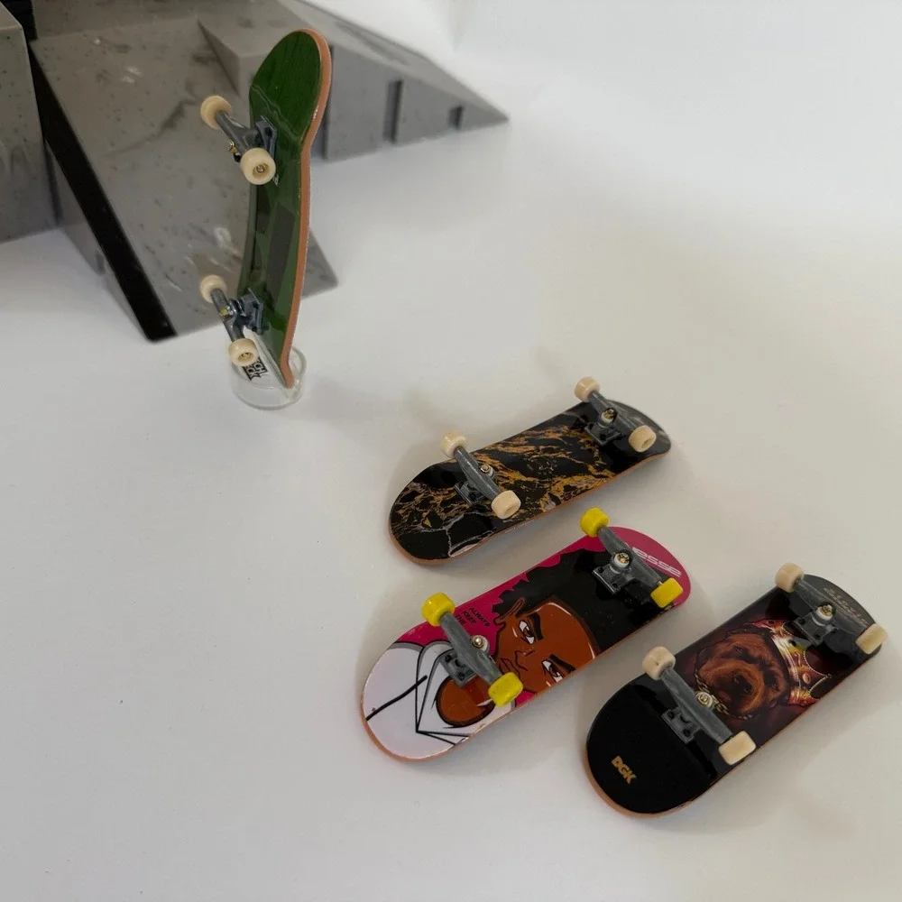Tech Deck Fingerboard Skatepark Ramp Set + 4 Skateboards Spin Master 2009